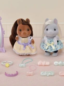 Les Amies Poney Et Leur Kit De Coiffure - SYLVANIAN FAMILIES Blanc - Sylvanian 13 Les Amies Poney Et Leur Kit De Coiffure - SYLVANIAN FAMILIES Blanc - Sylvanian -Jouets et Rêves Soldes 2025 les amies poney et leur kit de coiffure sylvanian families 5