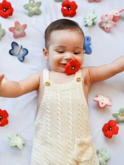 Pop Le Coquelicot - OLI & CAROL Rouge - Oli Et Carol 10 Pop Le Coquelicot - OLI & CAROL Rouge - Oli Et Carol -Jouets et Rêves Soldes 2025 pop le coquelicot oli carol 2