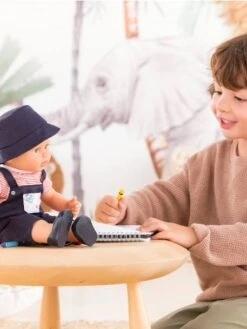 Poupée Augustin Petit Artiste - COROLLE Bleu Marine - Corolle 12 Poupée Augustin Petit Artiste - COROLLE Bleu Marine - Corolle -Jouets et Rêves Soldes 2025 poupee augustin petit artiste corolle 4