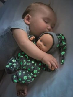 Poupée Babipouce Brille Dans La Nuit COROLLE Gris Fonce Uni Avec Decor - Corolle 10 Poupée Babipouce Brille Dans La Nuit COROLLE Gris Fonce Uni Avec Decor - Corolle -Jouets et Rêves Soldes 2025 poupee babipouce brille dans la nuit corolle 3