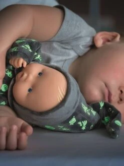 Poupée Babipouce Brille Dans La Nuit COROLLE Gris Fonce Uni Avec Decor - Corolle 11 Poupée Babipouce Brille Dans La Nuit COROLLE Gris Fonce Uni Avec Decor - Corolle -Jouets et Rêves Soldes 2025 poupee babipouce brille dans la nuit corolle 4